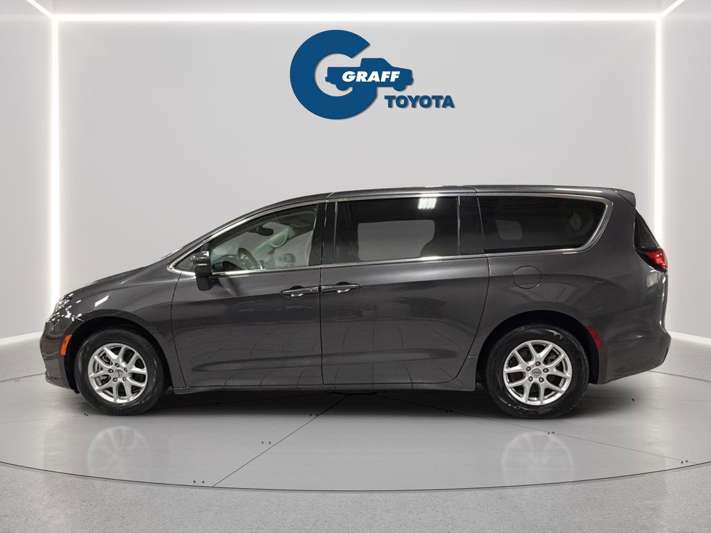 Used 2023 Chrysler Pacifica Touring-L image 3