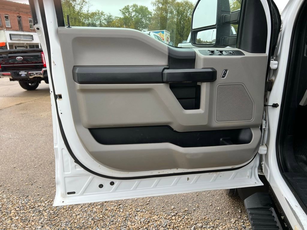 Used 2017 Ford F550 4x4 Crew Cab Super Duty w/ Power Equipment Group image 11