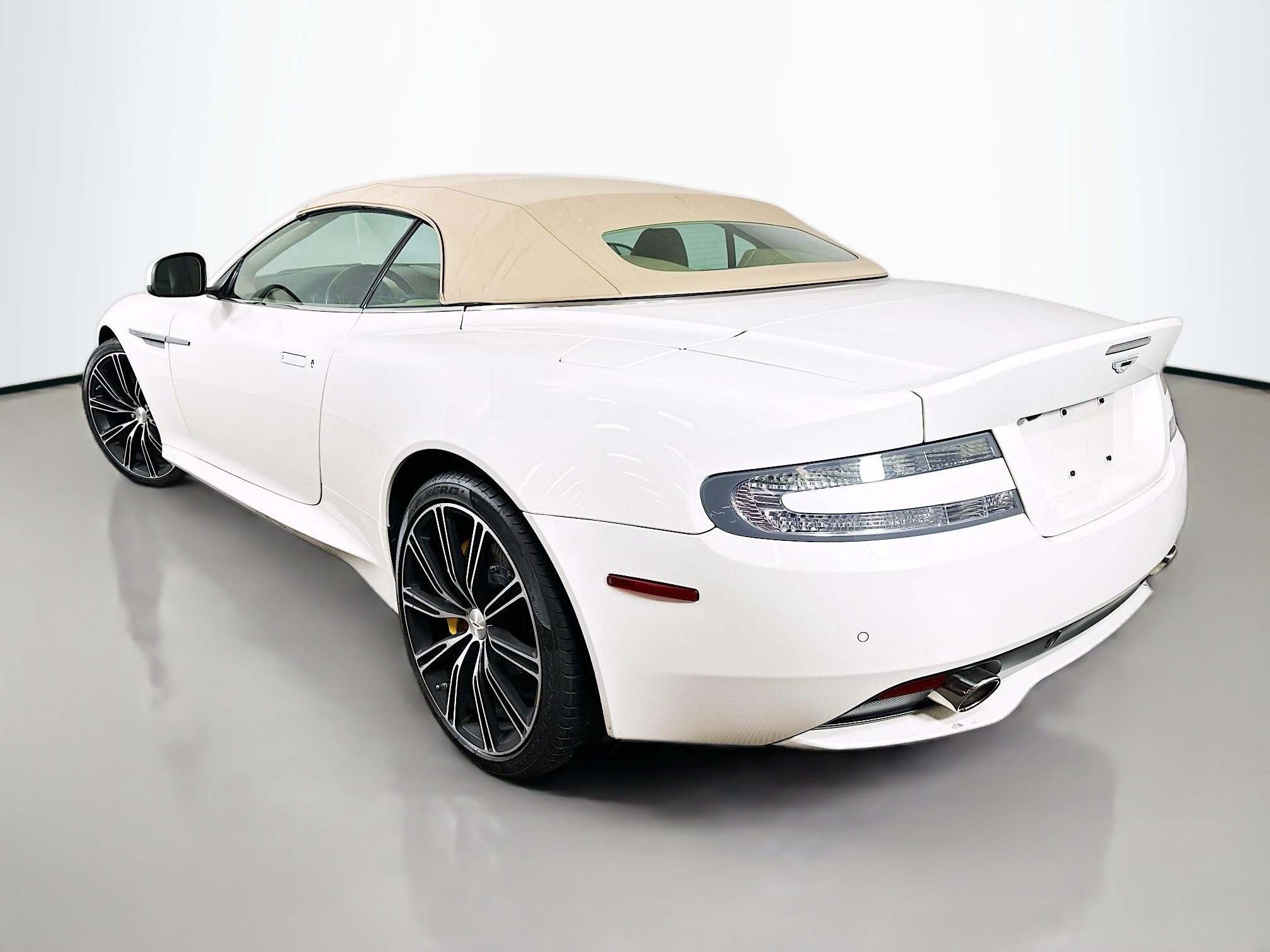 Used 2015 Aston Martin DB9 Volante image 5