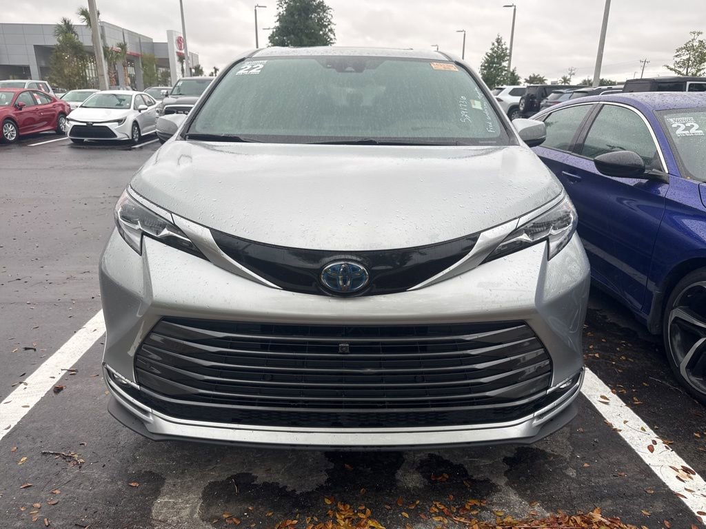 Used 2022 Toyota Sienna Platinum image 2