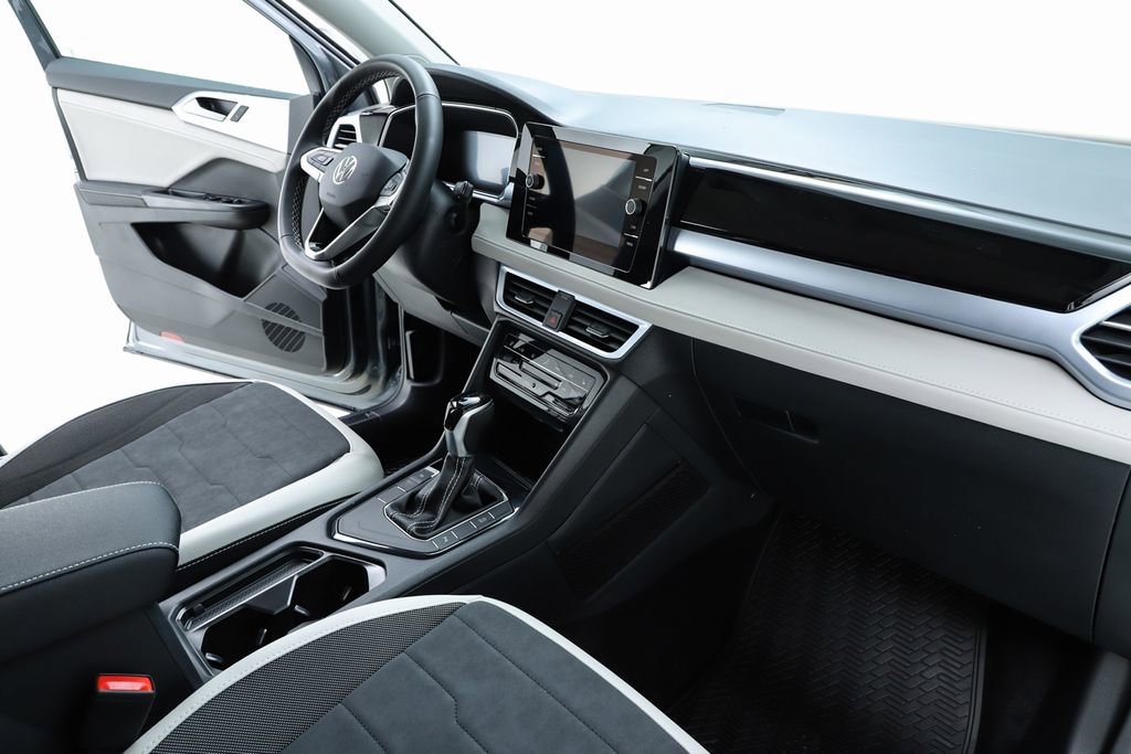 New 2026 Volkswagen Taos SE image 32