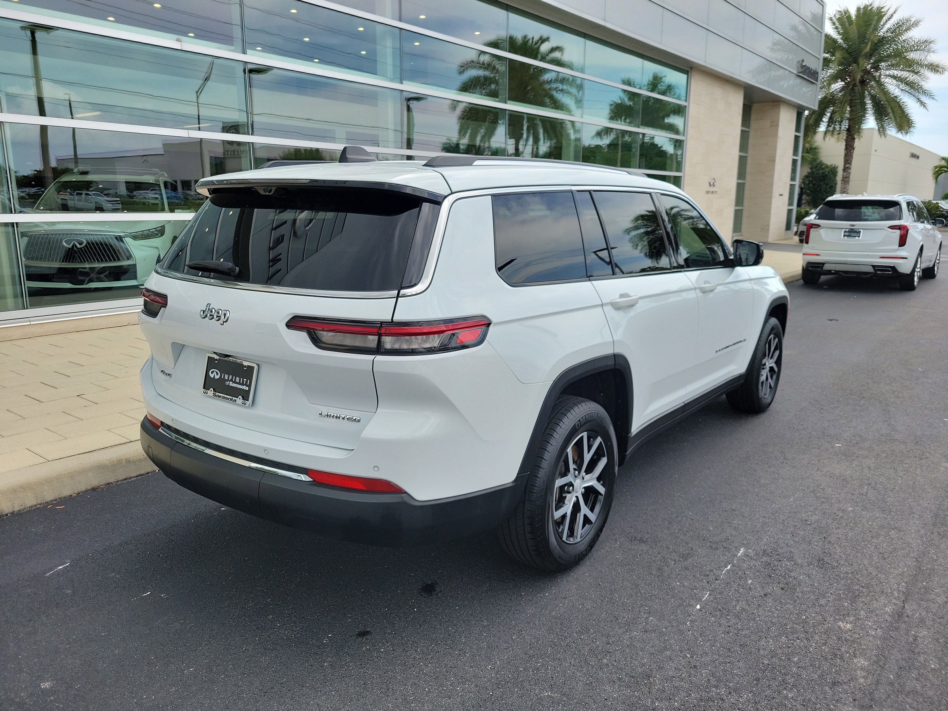 Used 2023 Jeep Grand Cherokee L Limited w/ Luxury Tech Group II AWD/4WD image 4