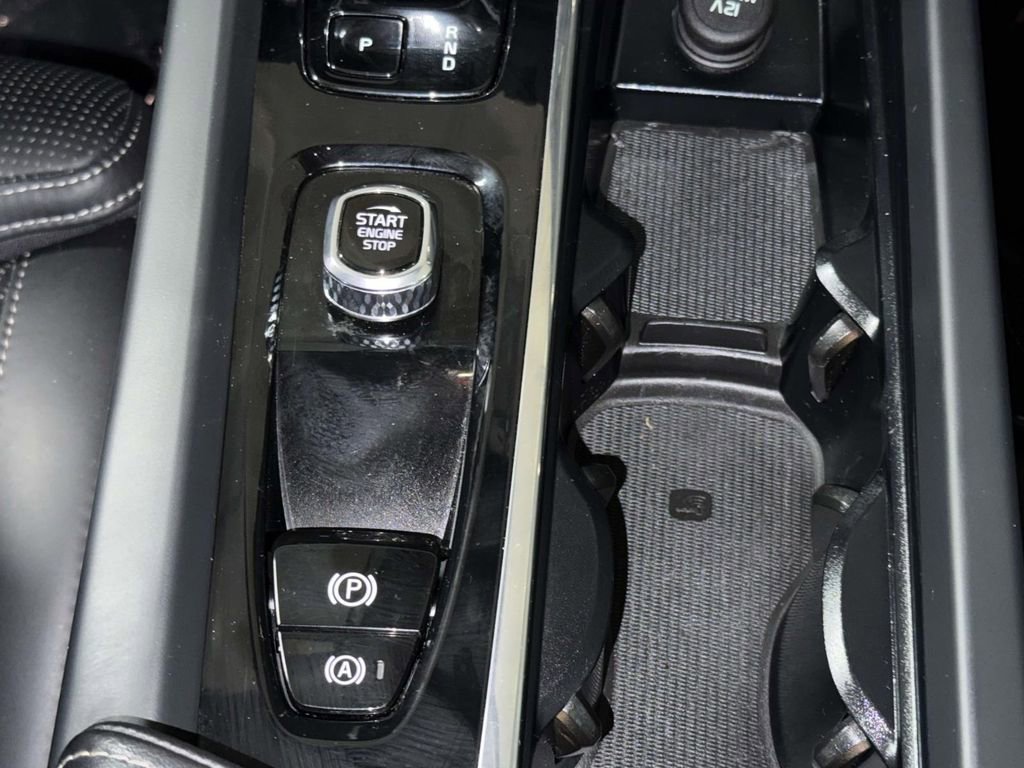 Used 2023 Volvo XC60 B6 Ultimate AWD/4WD image 23