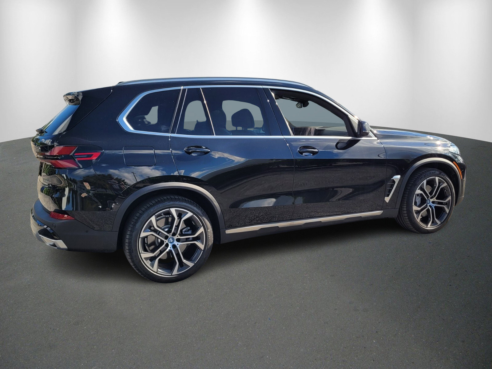 New 2025 BMW X5 xDrive50e w/ Climate Comfort Package image 7