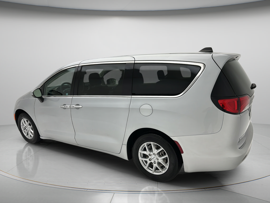 Used 2022 Chrysler Voyager LX FWD image 4