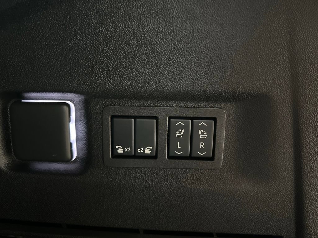 Used 2025 Chevrolet Suburban Premier AWD/4WD image 39