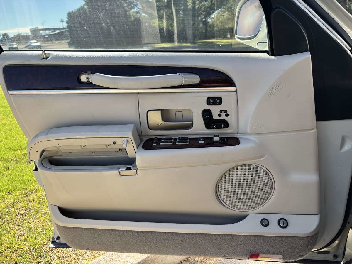 Used 2004 Lincoln Town Car Ultimate RWD image 17