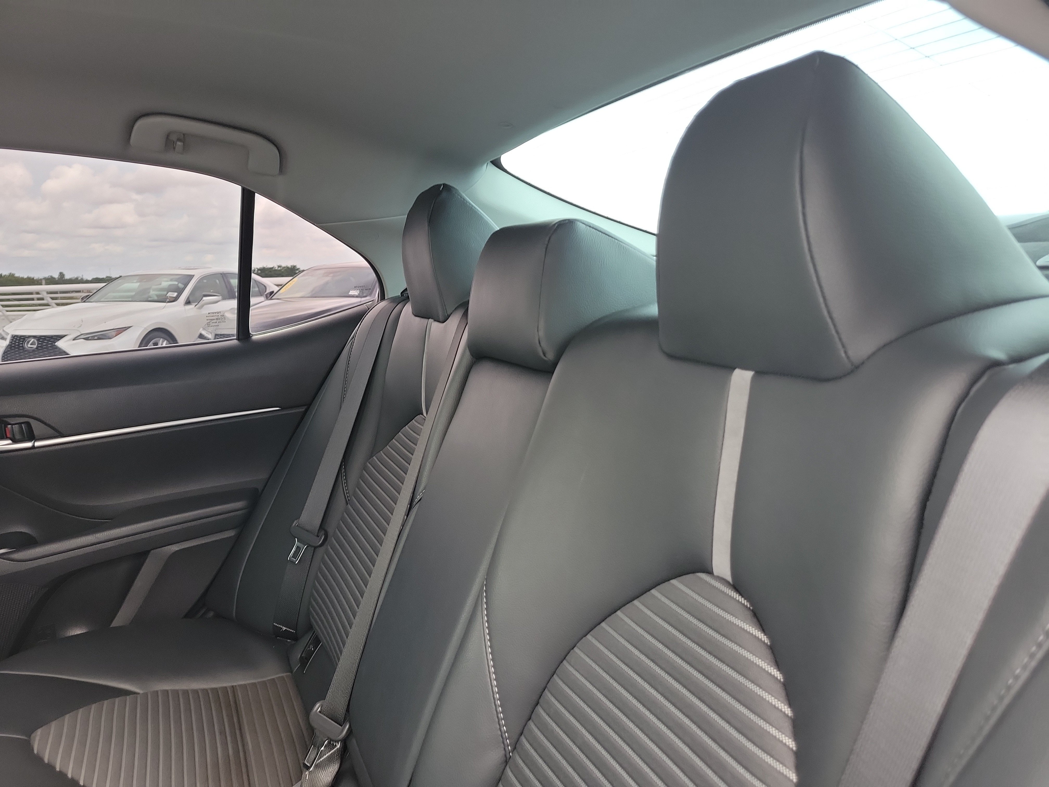 Used 2018 Toyota Camry SE FWD image 11