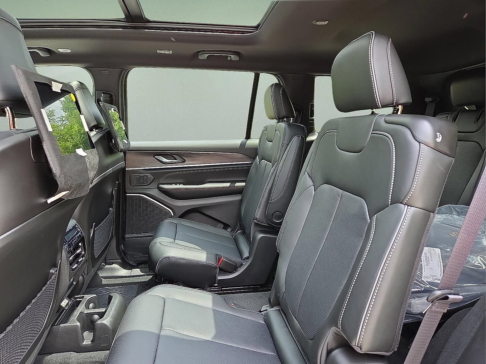 New 2025 Jeep Grand Cherokee L Overland w/ Rear Seat Video Group I AWD/4WD image 8