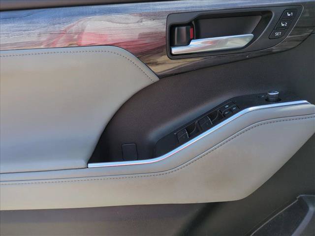 Used 2023 Toyota Highlander Platinum FWD image 11