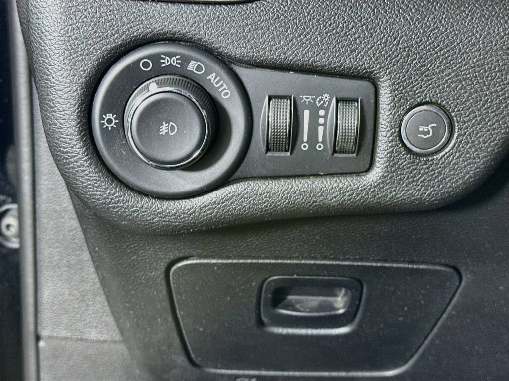 Used 2022 Jeep Cherokee Limited AWD/4WD image 20
