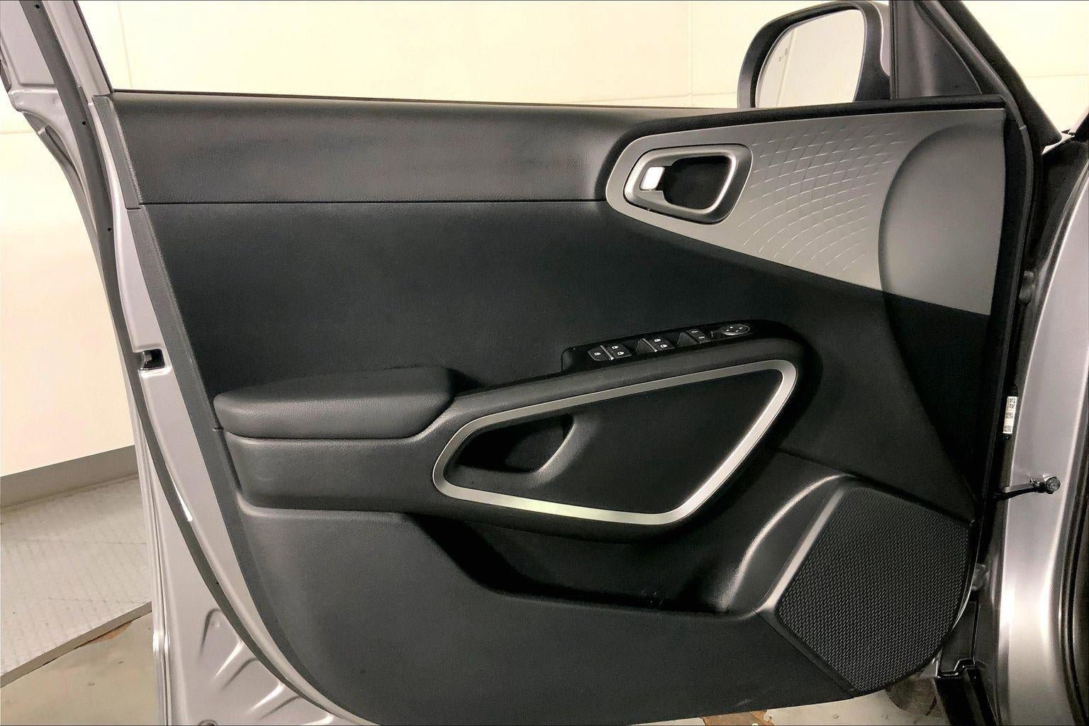 Certified 2025 Kia Soul LX w/ LX Technology Package FWD image 24