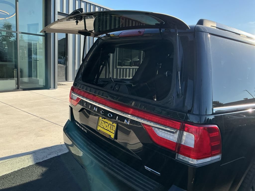 Used 2016 Lincoln Navigator Select AWD/4WD image 16
