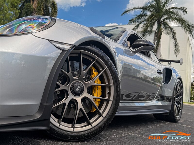 Used 2019 Porsche 911 GT3 RS w/ Weissach Package RWD image 12