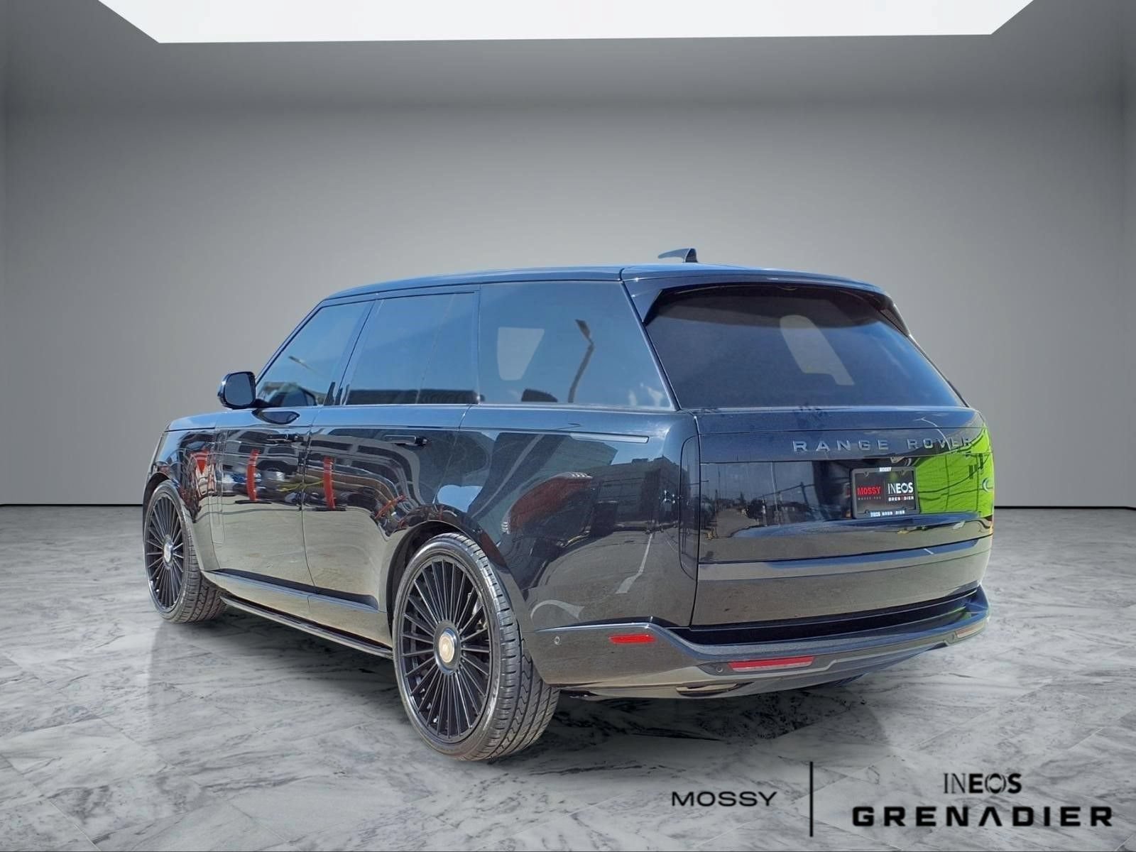 Used 2023 Land Rover Range Rover SE AWD/4WD image 2