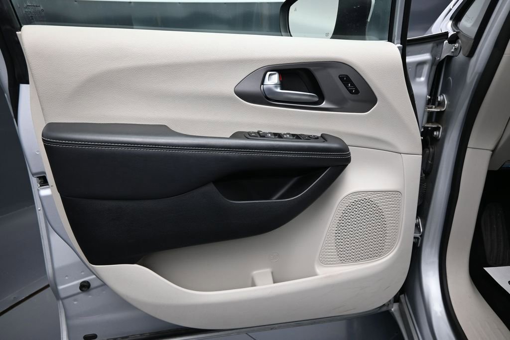 Used 2023 Chrysler Pacifica Touring-L FWD image 10