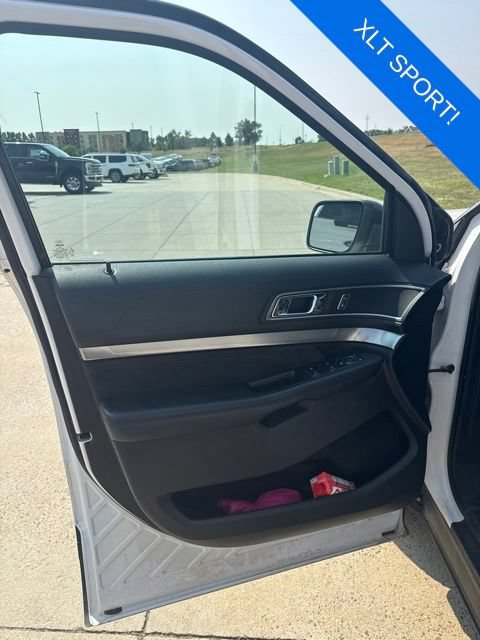 Used 2019 Ford Explorer XLT w/ XLT Sport Appearance Package AWD/4WD image 15