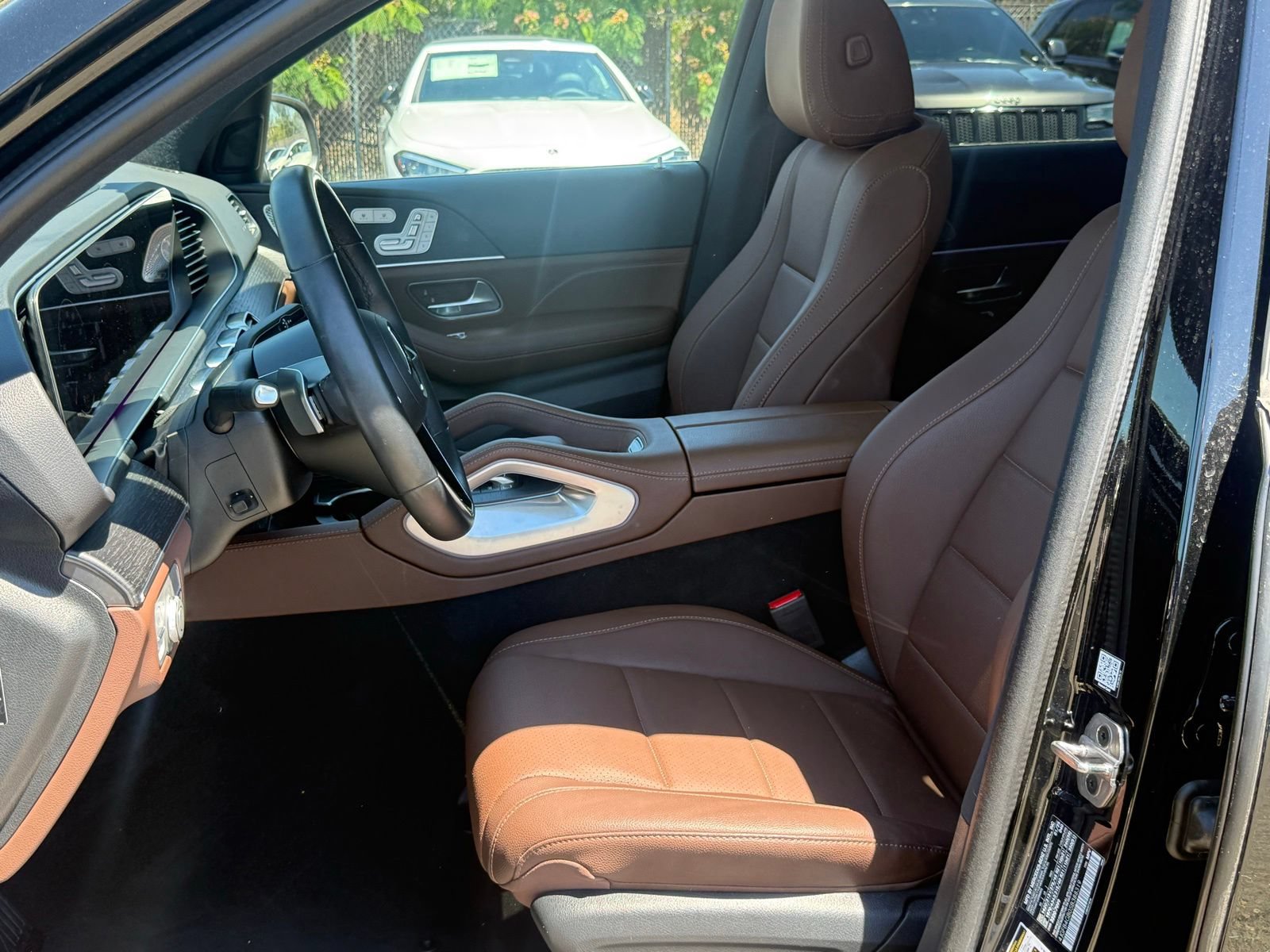 Used 2025 Mercedes-Benz GLE 450e 4MATIC w/ AMG Line Exterior image 4
