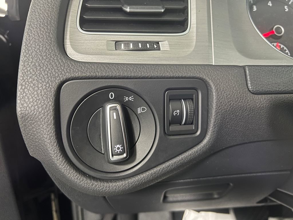 Used 2015 Volkswagen Golf S image 34