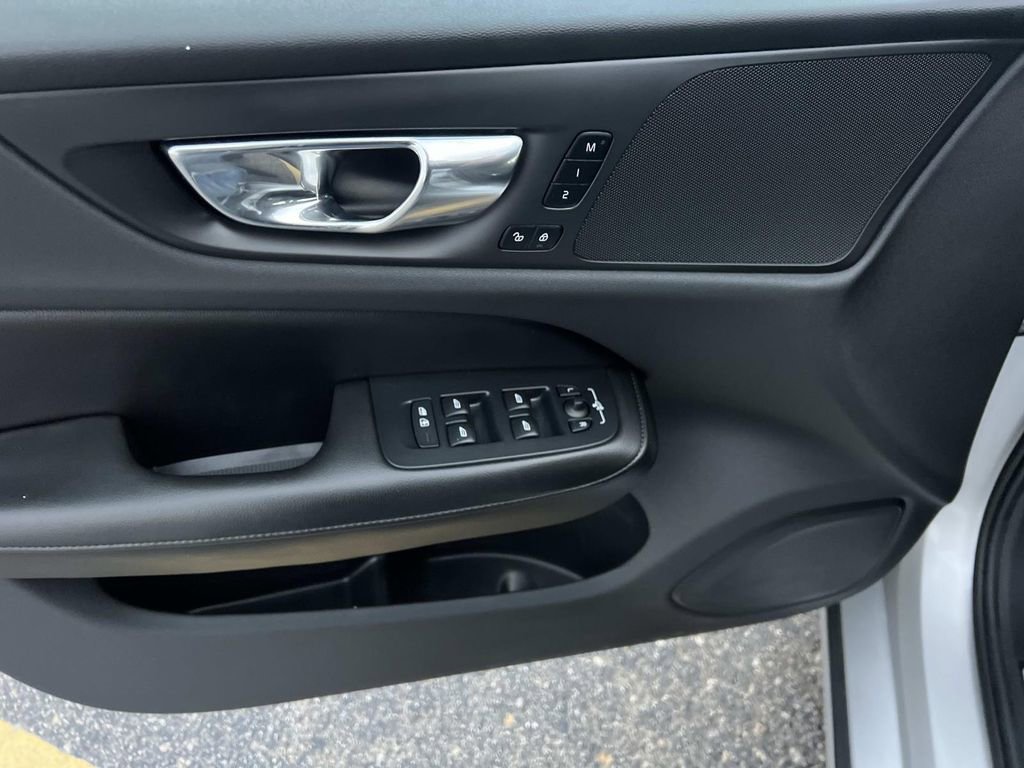 Used 2022 Volvo S60 B5 Momentum image 12