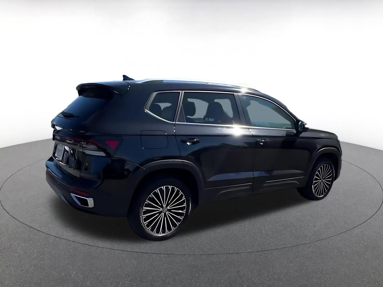 Used 2025 Volkswagen Taos SE image 14