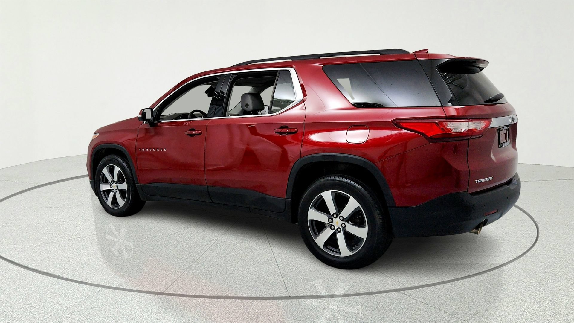 Used 2019 Chevrolet Traverse LT w/ LT Premium Package FWD image 3