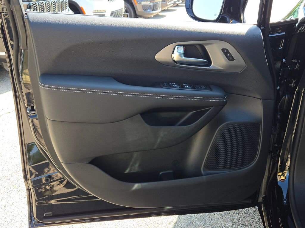 New 2026 Chrysler Pacifica Select image 20
