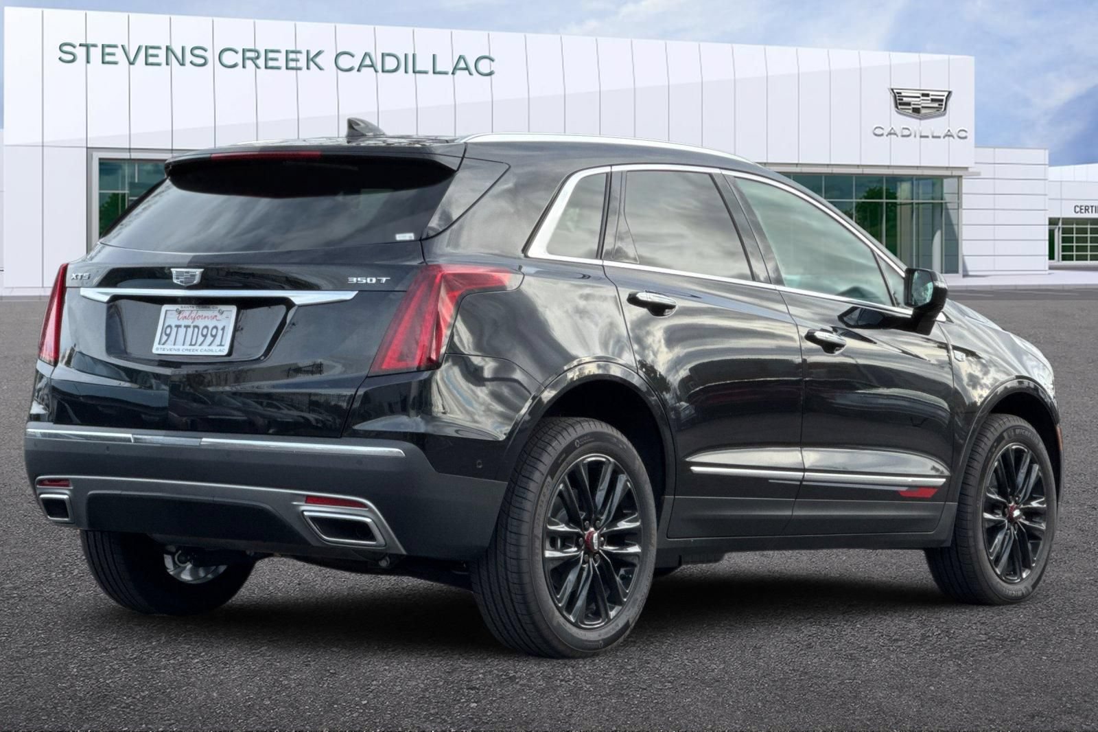 Used 2025 Cadillac XT5 Premium Luxury w/ LPO, Red Accent Package FWD image 3
