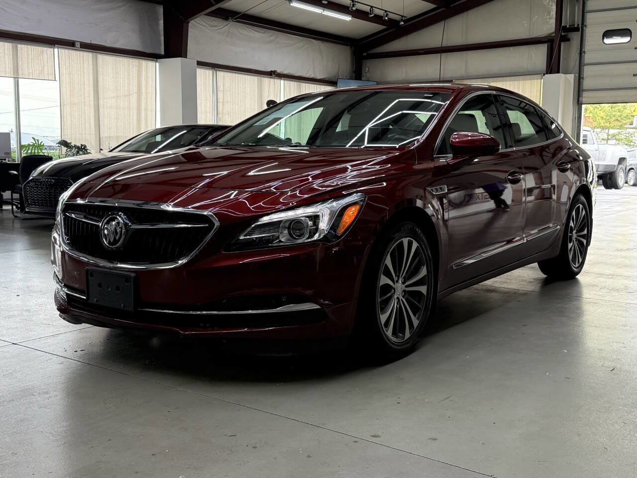 Used 2017 Buick LaCrosse Preferred image 3