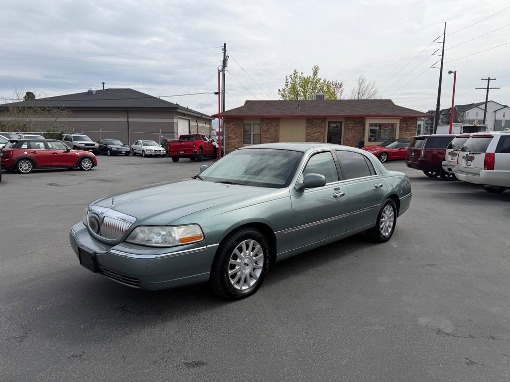 Used 2006 Lincoln Town Car Signature image 2