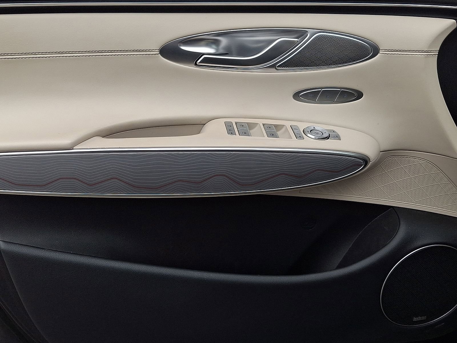 Used 2022 Genesis GV70 2.5T w/ Advanced Package image 12