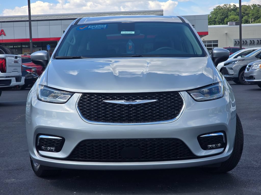 Used 2023 Chrysler Pacifica Touring-L FWD image 3