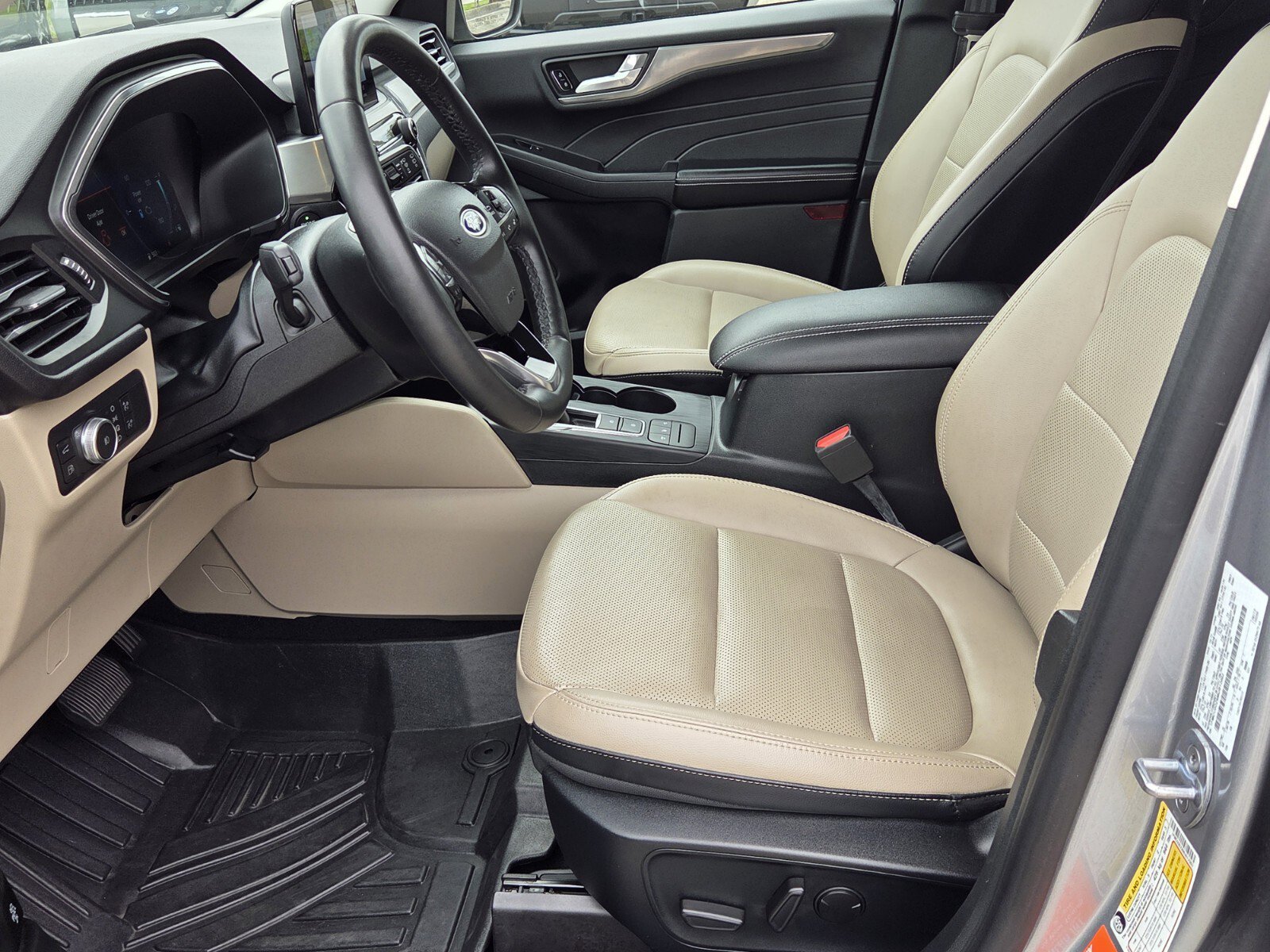 Used 2021 Ford Escape Titanium image 4