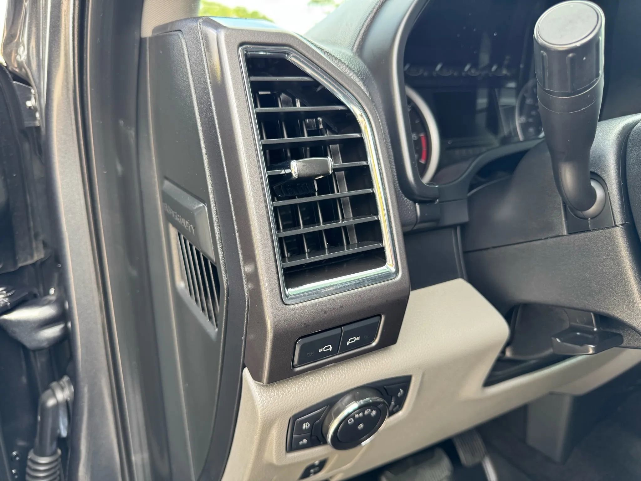 Used 2018 Ford F250 XLT w/ XLT Premium Package image 32