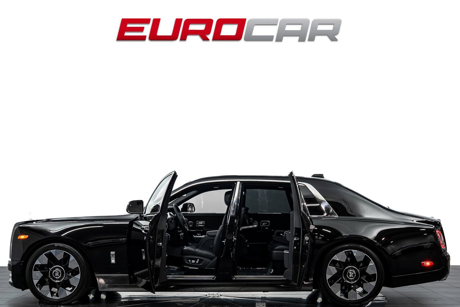 Used 2024 Rolls-Royce Phantom Sedan w/ The Phantom Package RWD image 3