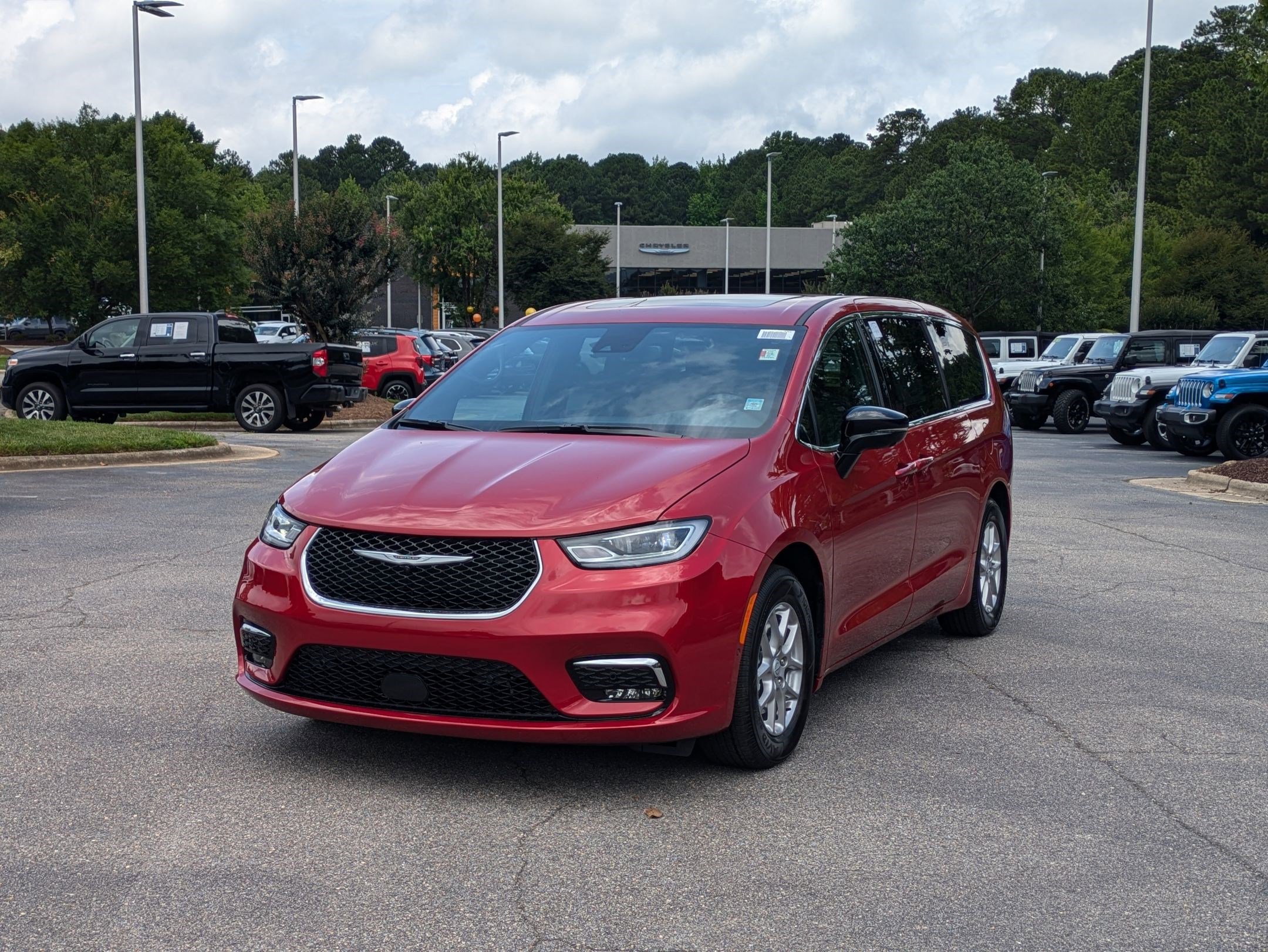 New 2025 Chrysler Pacifica Select w/ Uconnect Theater Family Group