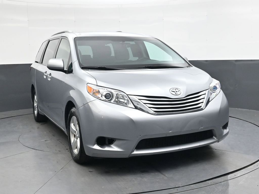 Used 2015 Toyota Sienna LE image 1
