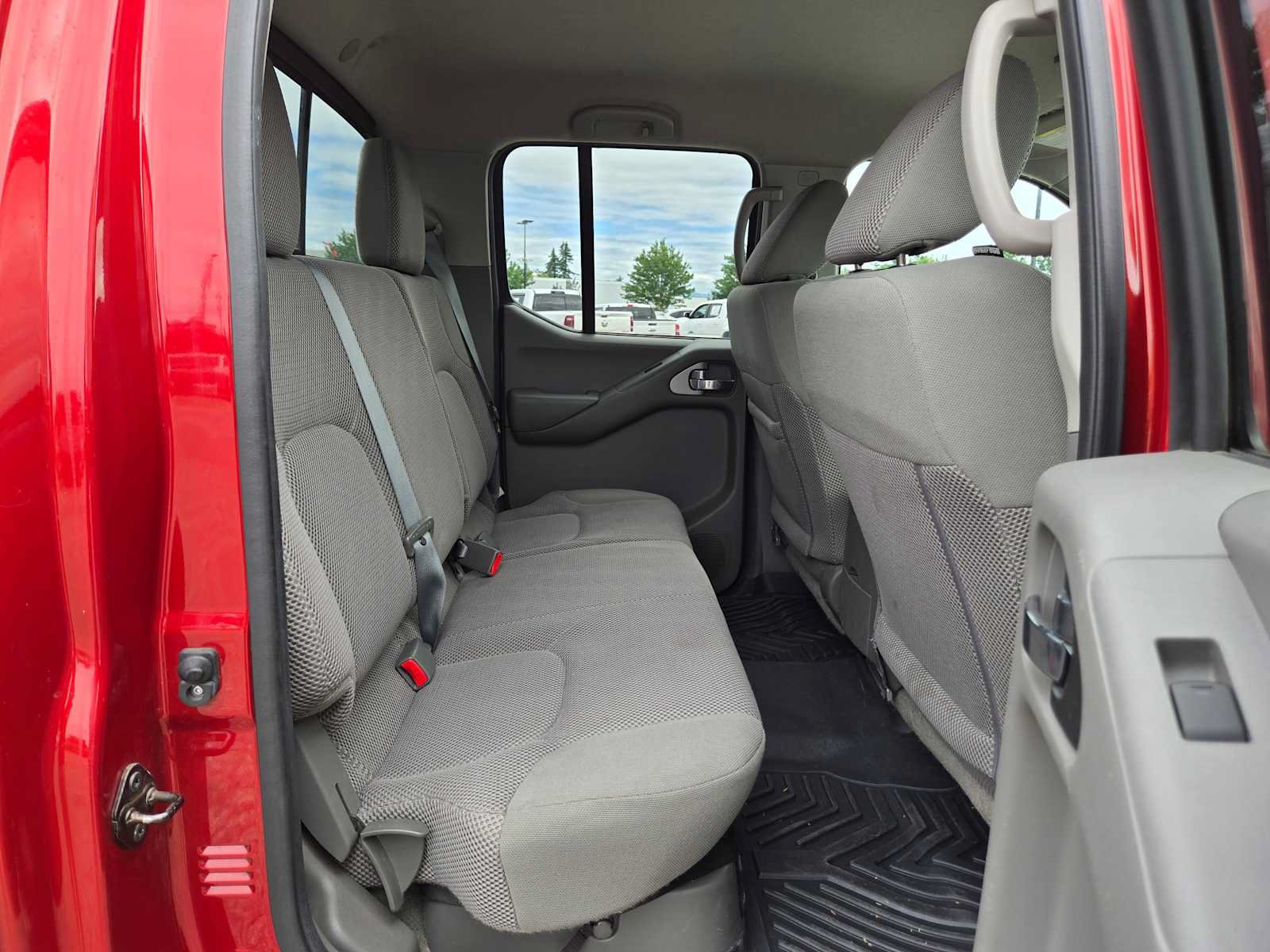 Used 2015 Nissan Frontier SV w/ SV Value Truck Package AWD/4WD image 12