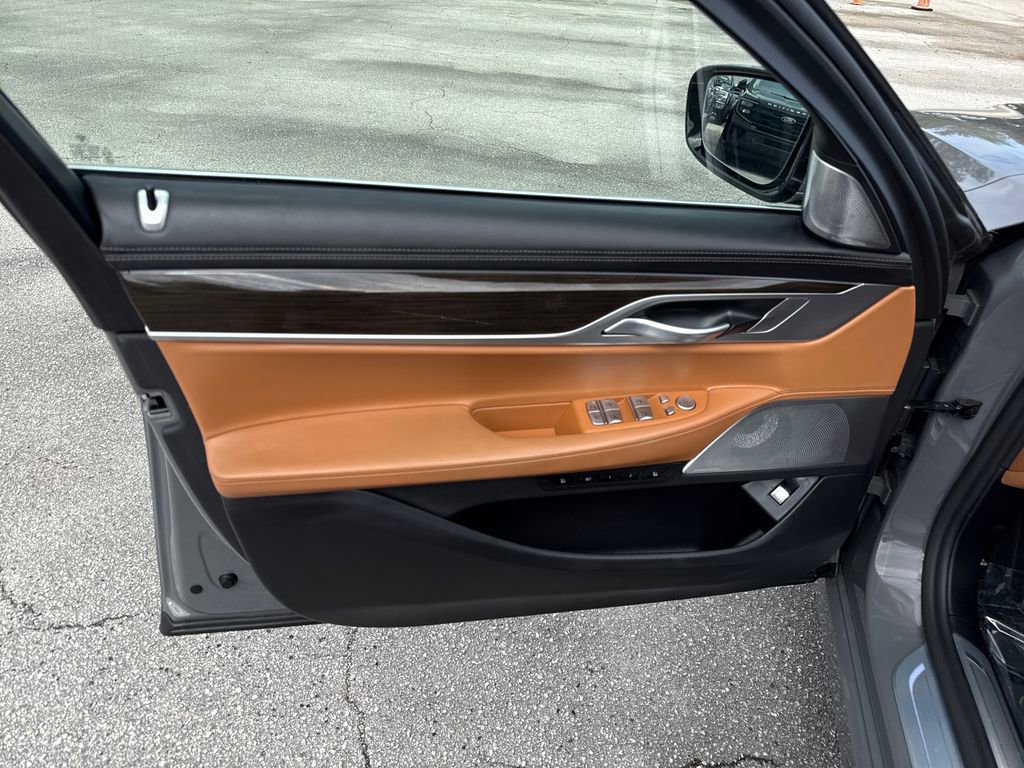 Used 2021 BMW 750i xDrive w/ Executive Package image 14