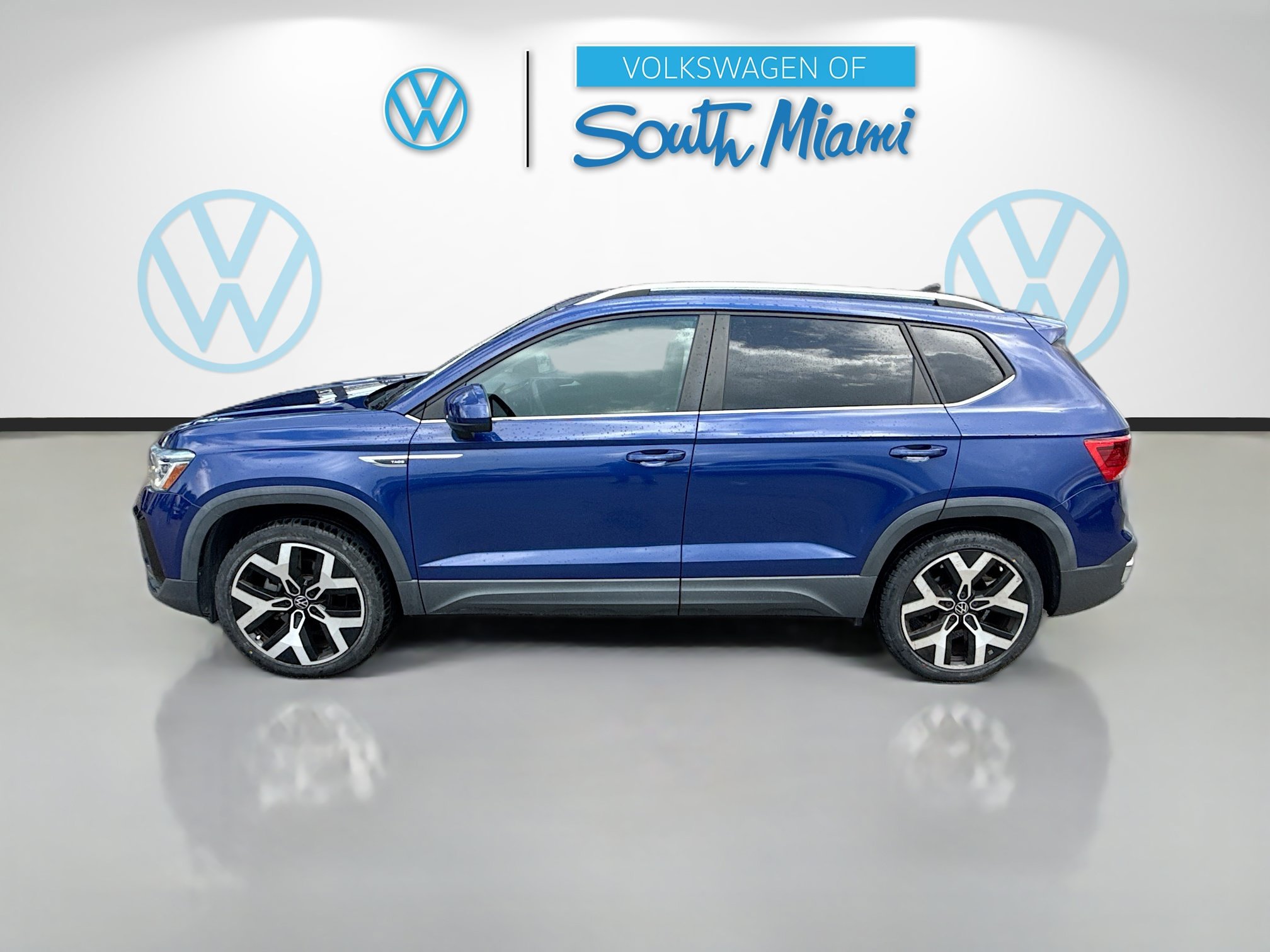 Certified 2022 Volkswagen Taos SEL w/ Panoramic Sunroof Package AWD/4WD image 4