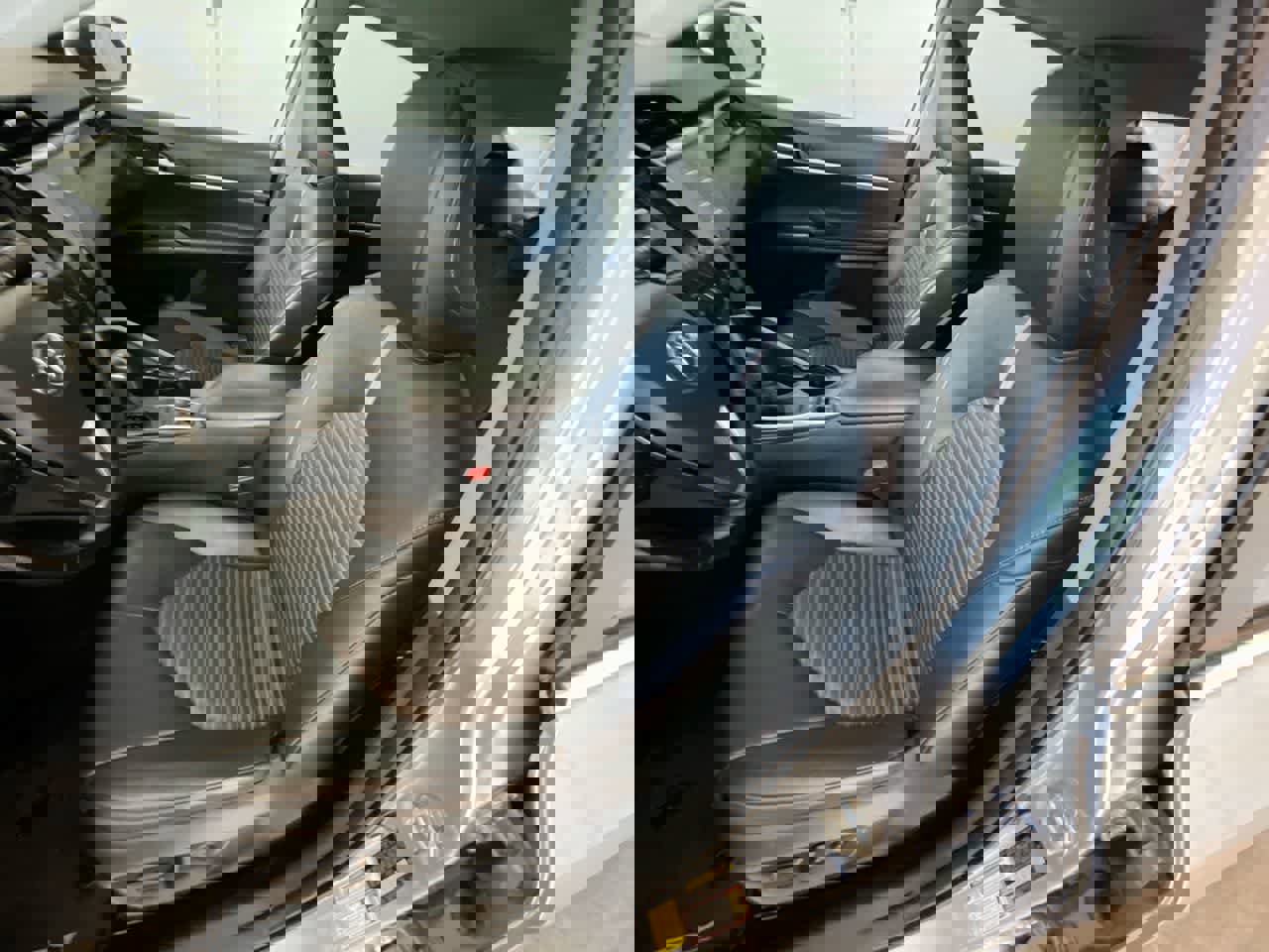 Used 2020 Toyota Camry SE w/ Sunroof Package image 11