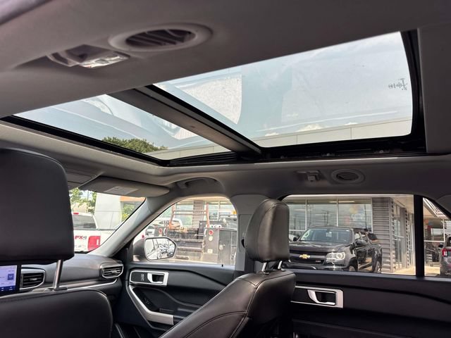 Used 2022 Ford Explorer XLT w/ Equipment Group 202A AWD/4WD image 16