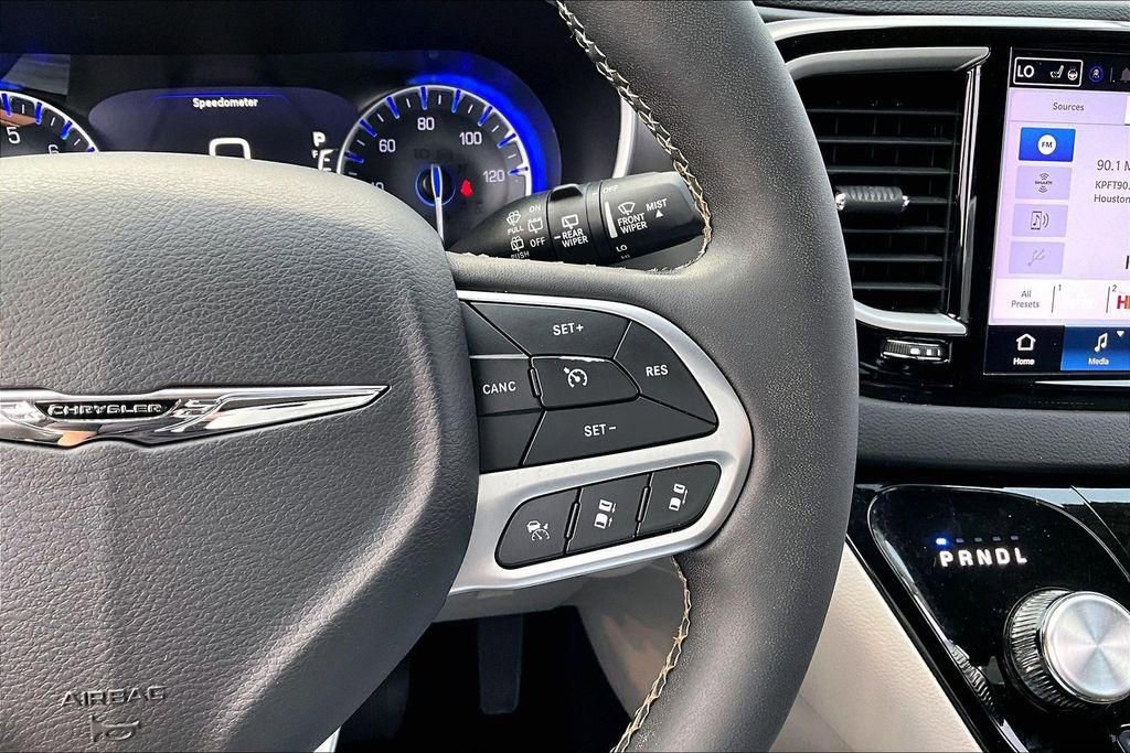 Used 2024 Chrysler Pacifica Touring-L FWD image 19