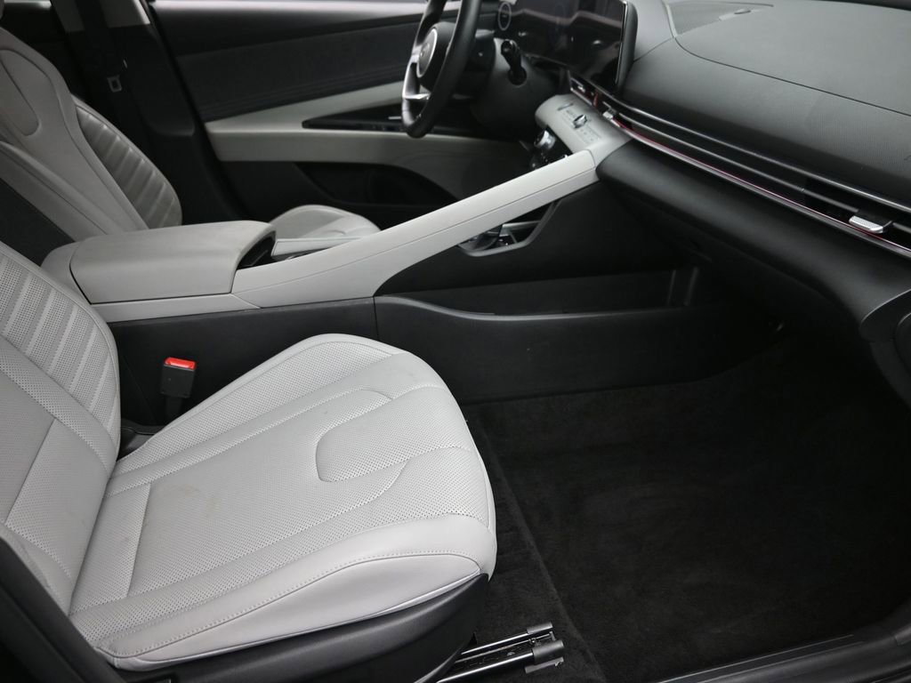 Used 2025 Hyundai Elantra Limited image 7