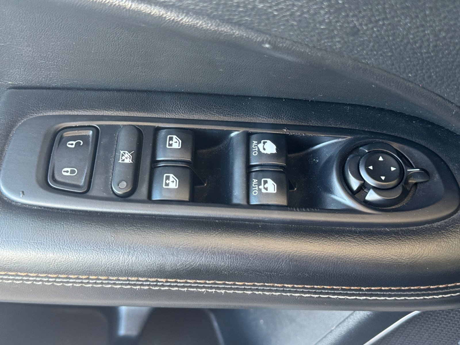 Used 2018 Jeep Compass Latitude w/ Popular Equipment Group FWD image 12
