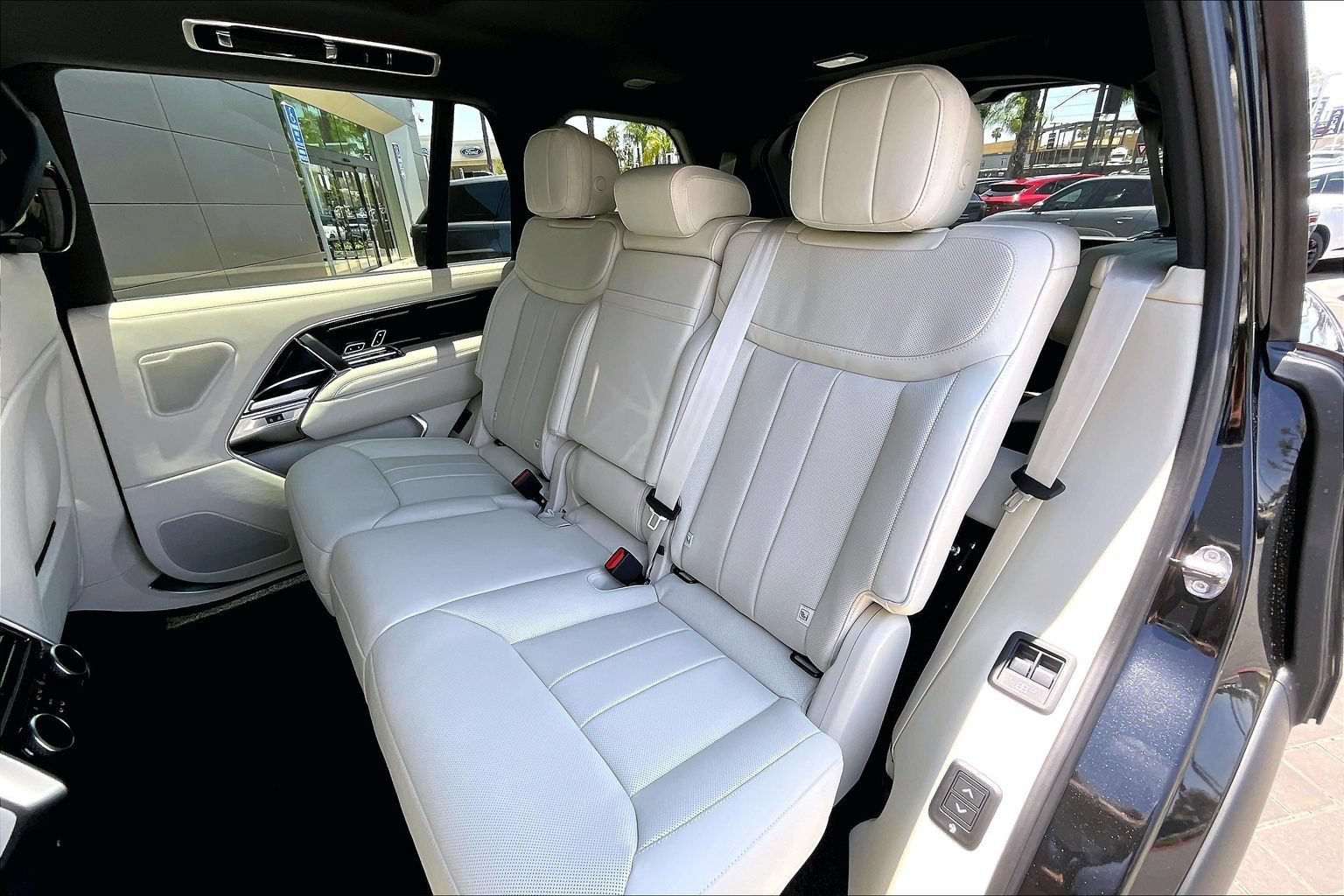 New 2026 Land Rover Range Rover Long Wheelbase SE AWD/4WD image 10