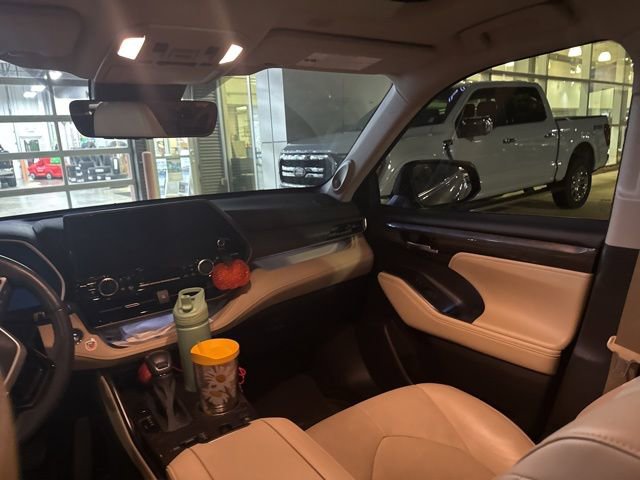 Used 2023 Toyota Highlander Limited image 11