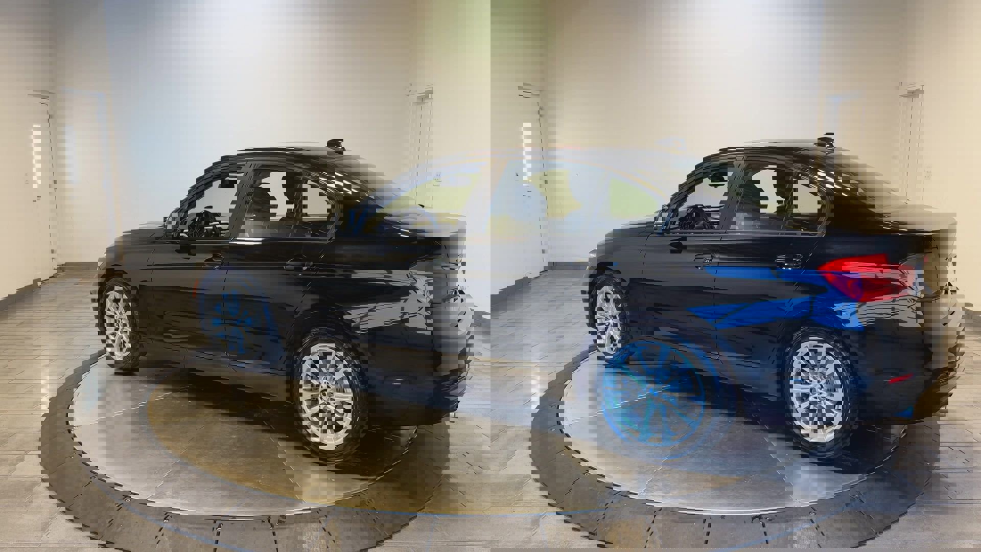 Used 2018 BMW 320i xDrive Sedan image 6