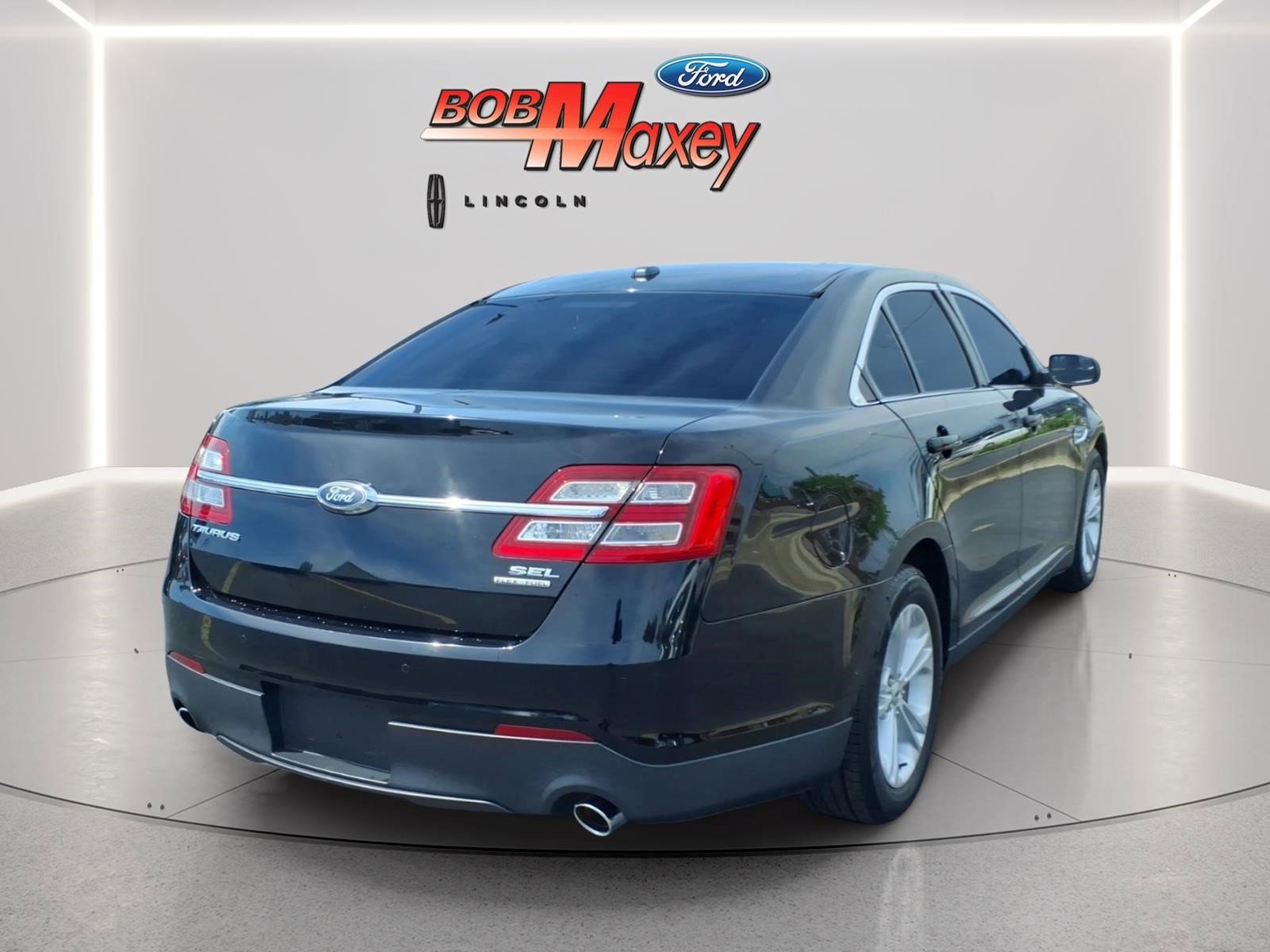 Used 2018 Ford Taurus SEL FWD image 4