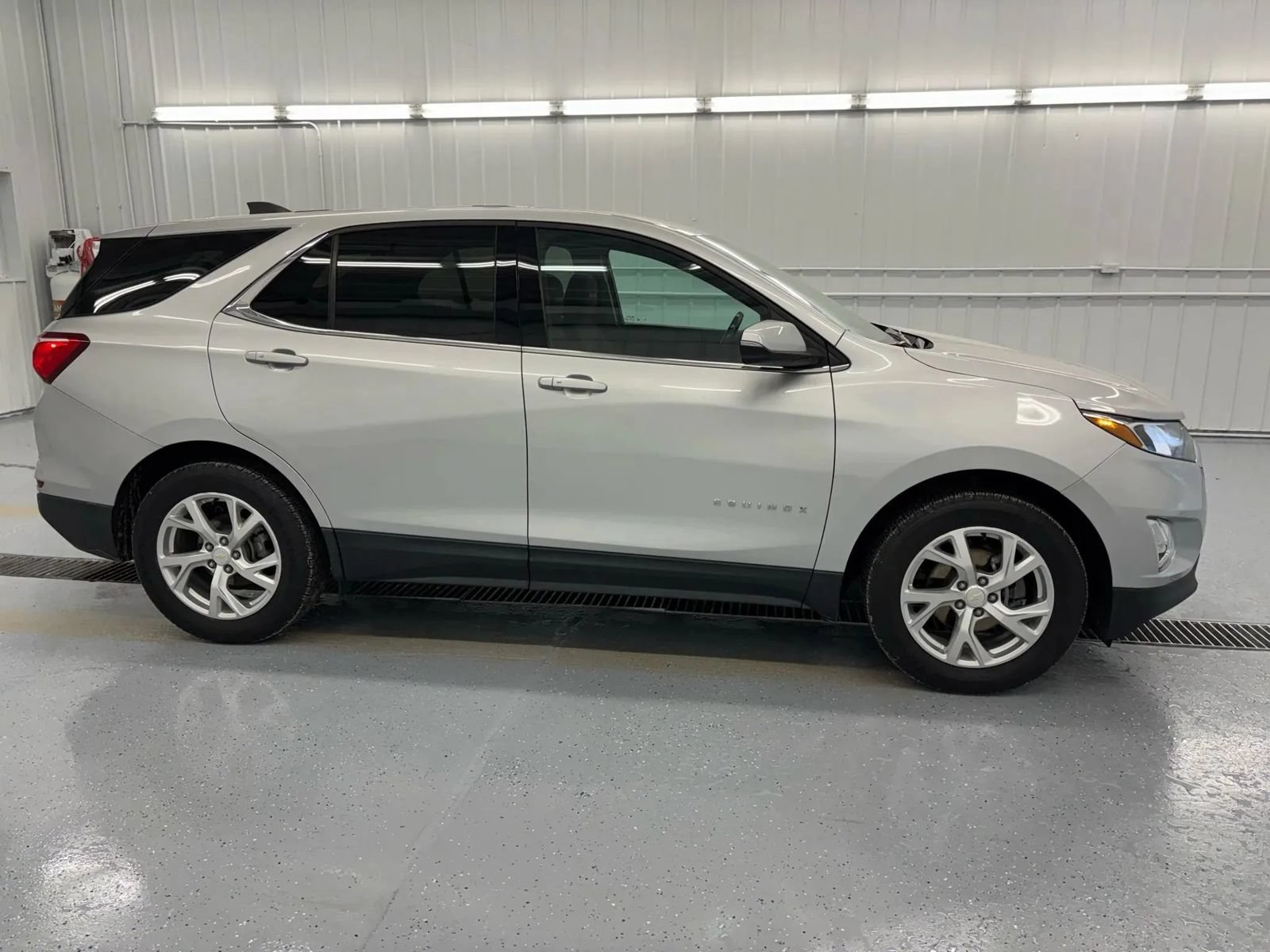 Used 2019 Chevrolet Equinox LT FWD image 2